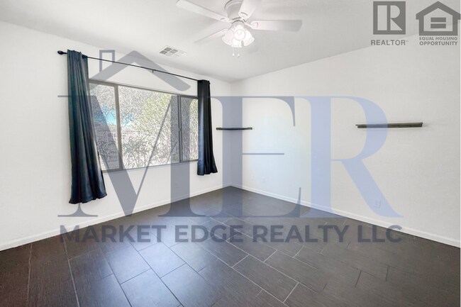 Building Photo - 3Bed/3Bath House in Buckeye! Ready for Immediate Move-In! -- Fenced-In Yard!!