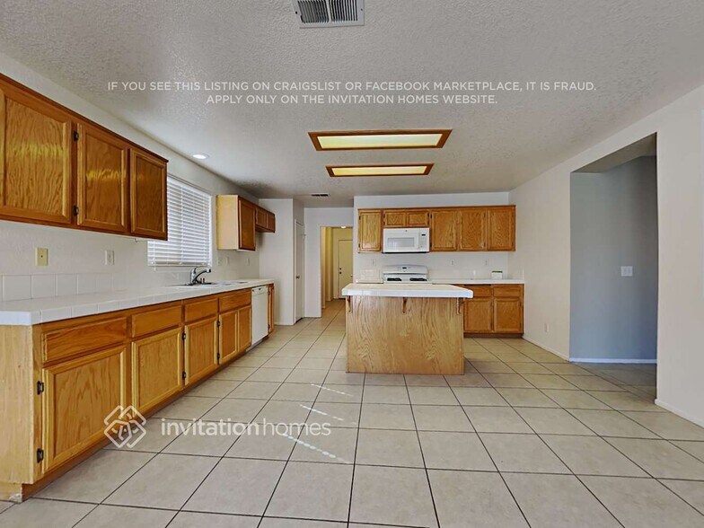 Building Photo - 38646 Annette Ave