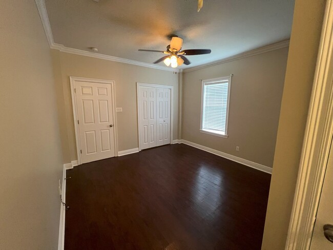 Building Photo - 1 bedroom, 1 bathroom duplex located in Po...