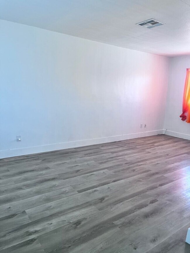 Building Photo - Recently Remodeled San Bernardino Home