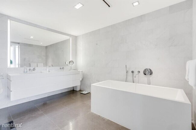 Building Photo - 220 21st St