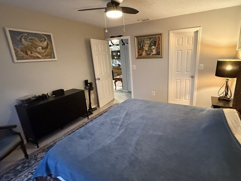 Building Photo - 10263 Gandy Blvd N