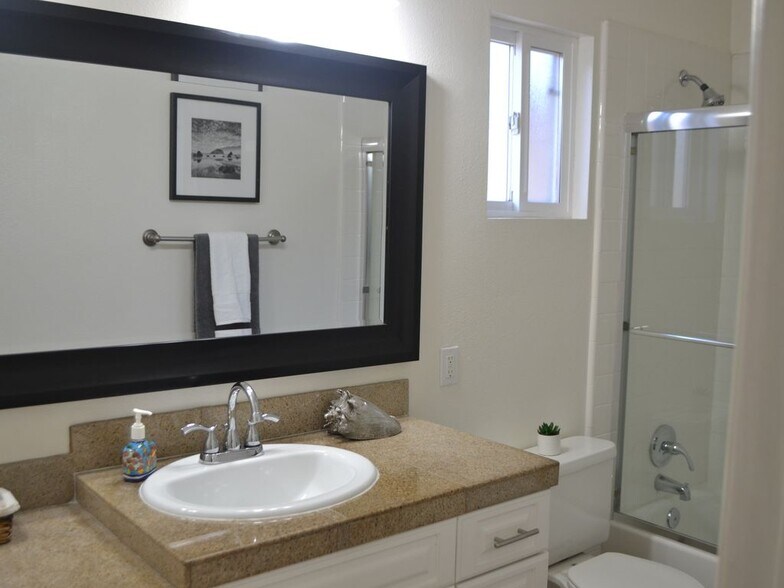 Building Photo - 676 Seacoast Dr