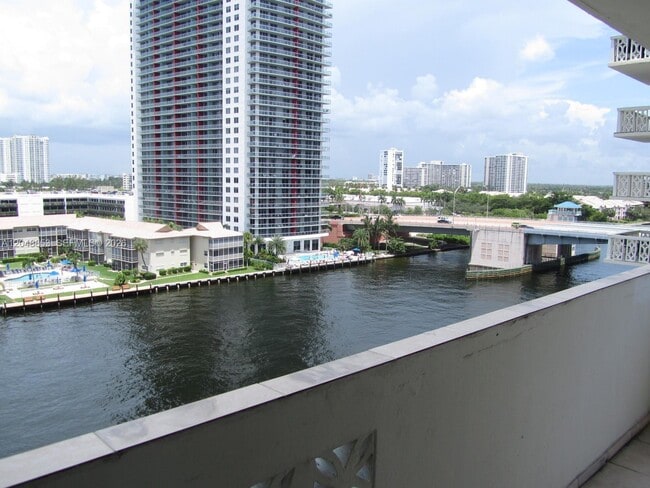 Building Photo - 1833 S Ocean Dr