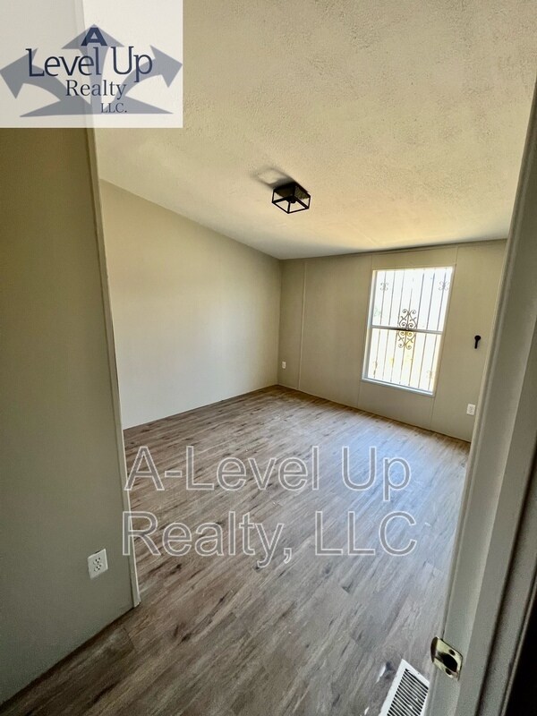 Building Photo - 315 W Lee St