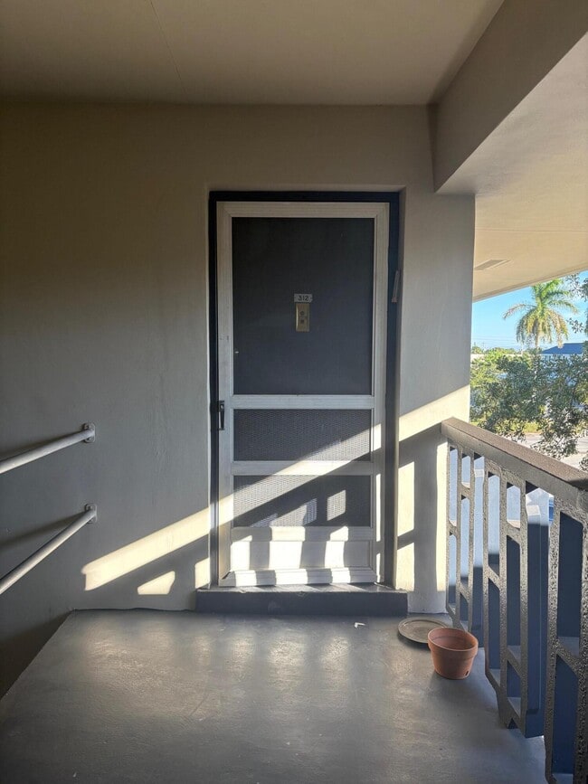 Building Photo - 1150 E Sample Rd