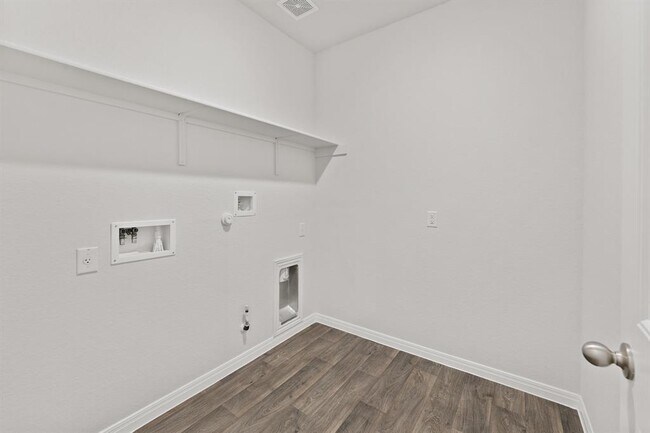 Building Photo - 411 Town Lk Bnd