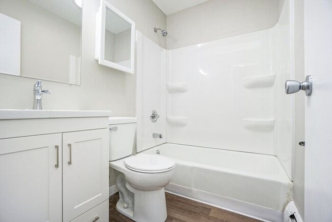 Building Photo - Newly Remodeled 2bed 1 bath duplex in West...