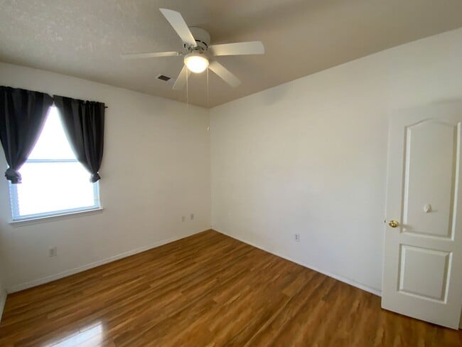 Building Photo - 3 Bedroom Single Story Home Available Near...