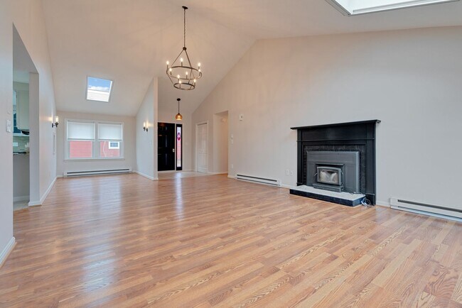 Charming Single Family Home offering 3-be... - Charming Single Family Home offering  3-be...