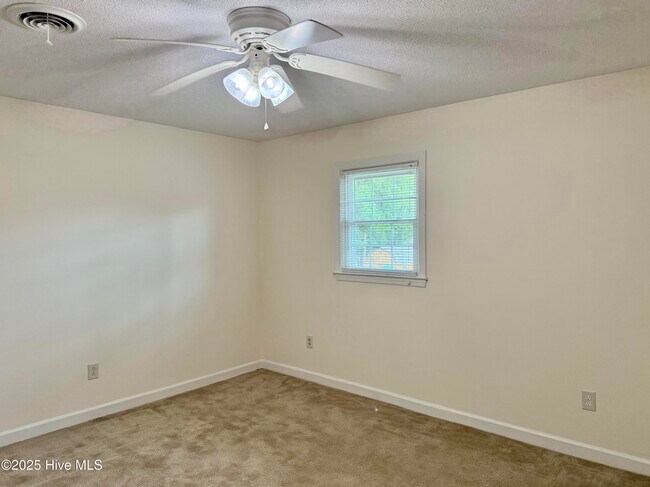 Building Photo - 502 Plantation Dr