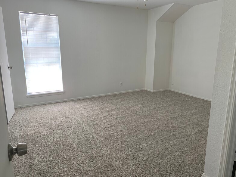 Building Photo - 902 W Edgewater St