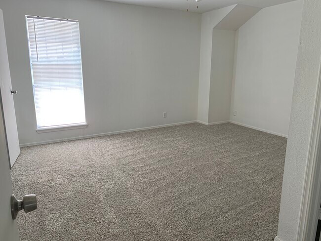 Building Photo - 902 W Edgewater St