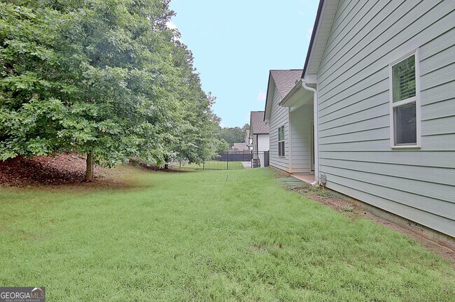 Building Photo - 270 S Ridge