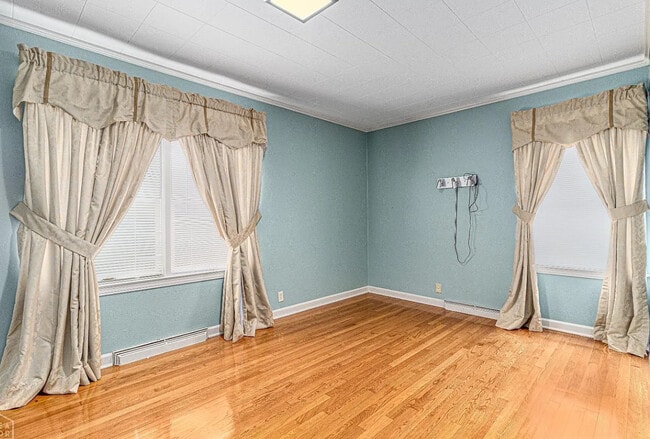 Building Photo - 1205 W Oak Ave