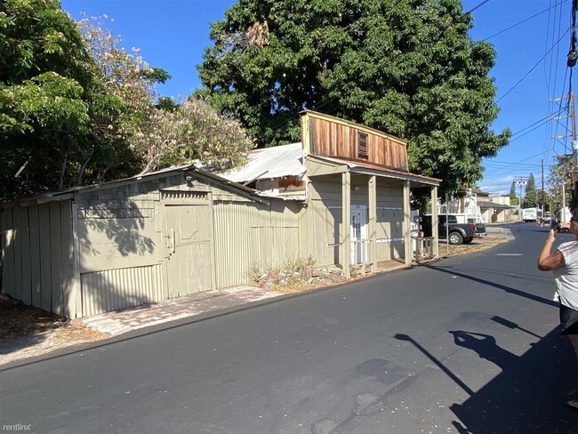 Building Photo - Studio, 0.5 bath House - 724 Luakini St Co...