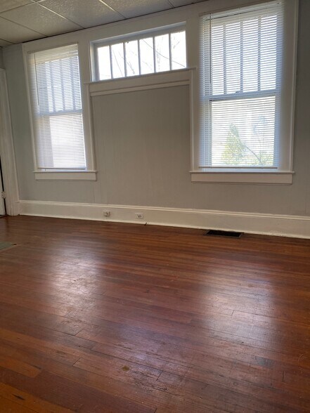 Building Photo - 220 W End Blvd