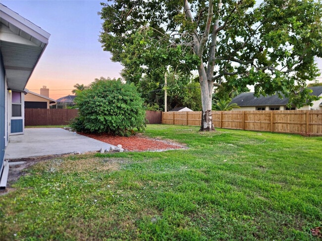 Building Photo - 1074 SW Jennifer Terrace