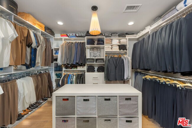 Building Photo - 7900 W Willow Glen Rd