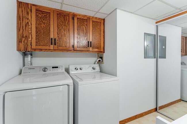 Building Photo - 884 N Prairie Ave