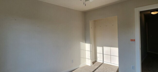 Building Photo - 5 bedroom 2.5 Bathroom single family home ...