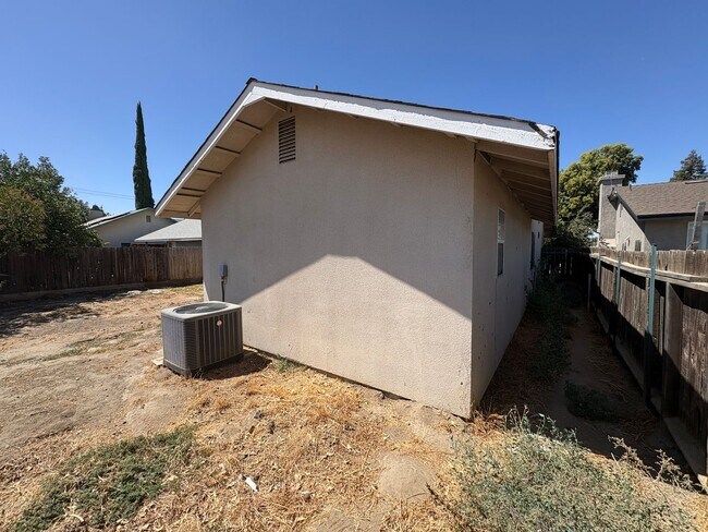 Building Photo - Cozy Home On Spacious Lot In Tulare Available Now!