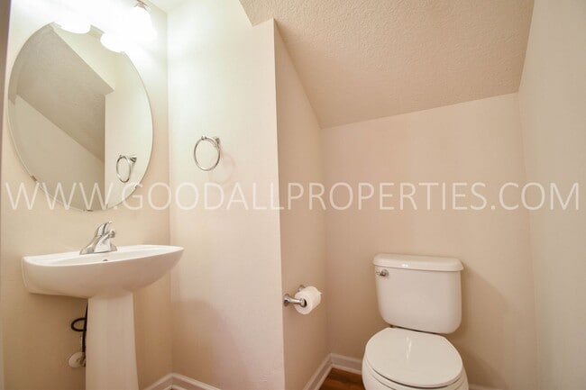 Building Photo - Check out this Beautiful 2 Bedroom, 2.5 Bath end unit Townhome in West Des Moines