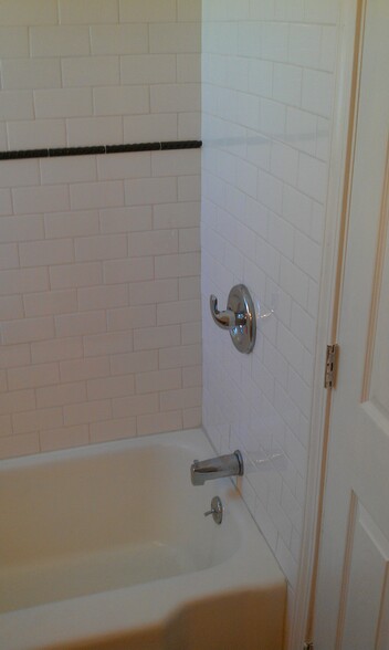 Upstairs full bathroom - 227 Coventry Dr