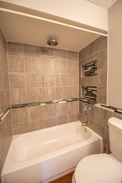 Building Photo - 704 Putt Ln