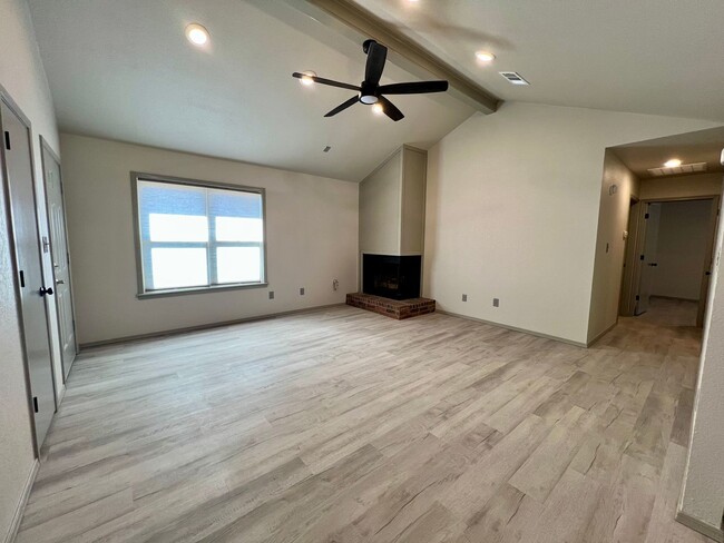 Building Photo - Beautifully Remodeled Duplex Available NOW!