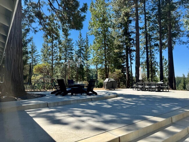 Building Photo - 4425 Sierra Springs Dr