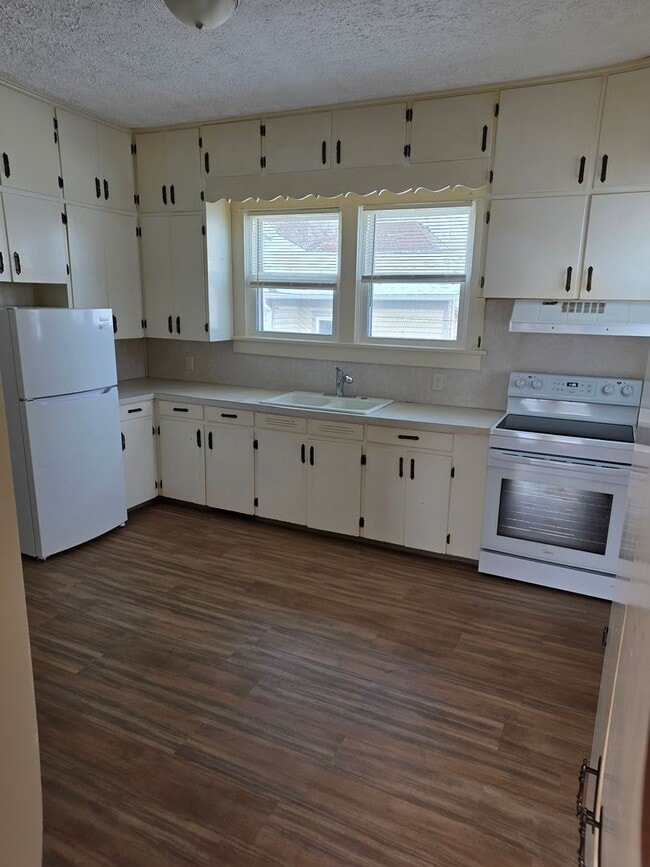 Building Photo - AEC-209