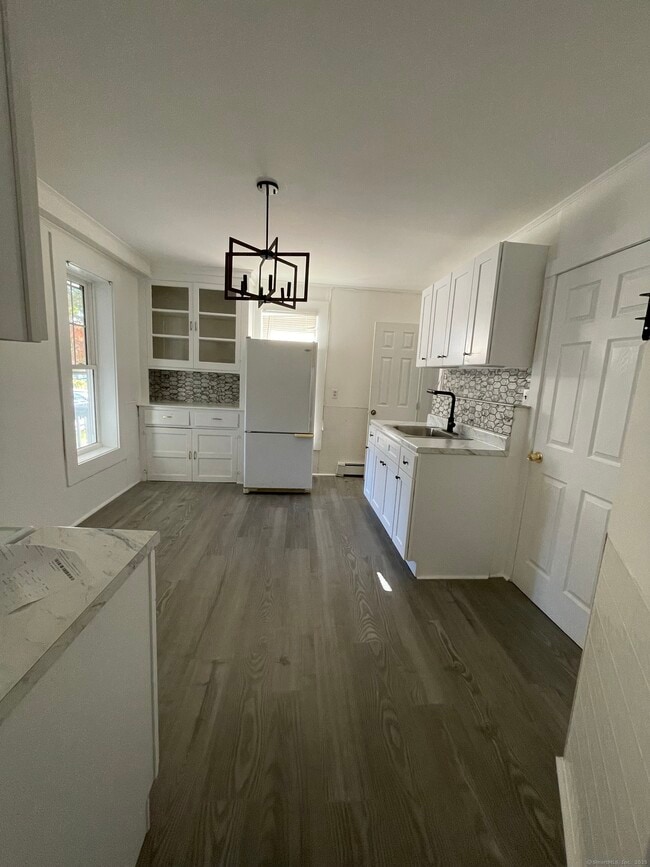 Building Photo - 687 Hallett St