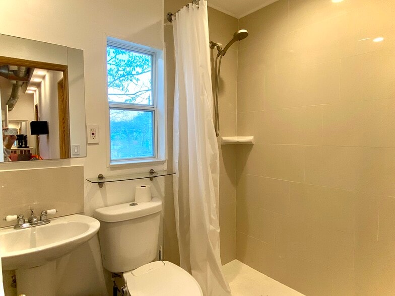 Building Photo - 500 NE 62nd St