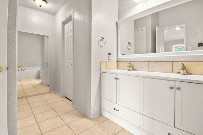 Building Photo - 1075 Wood Stream Dr