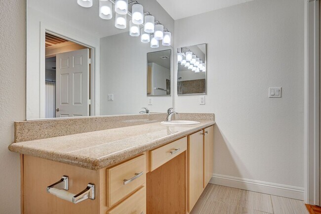 Building Photo - Stunning first floor condo with new wood floor!