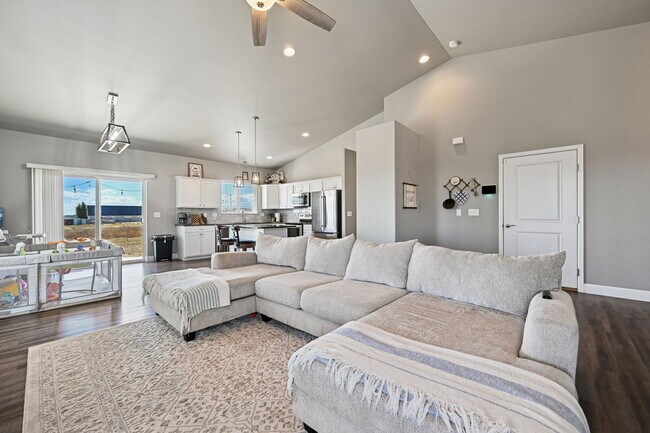 Building Photo - 1140 E Dove Creek Dr