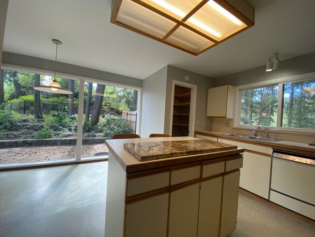 Building Photo - Unique View Property 3 bed, 3 bath located...