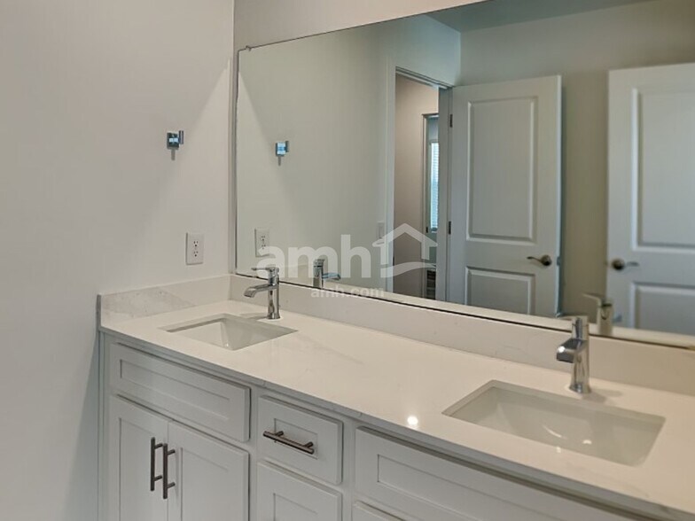 Building Photo - 6537 E Paseo Baranda