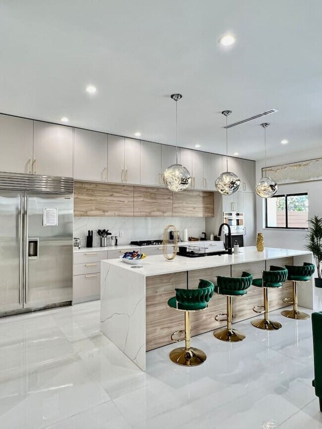 Building Photo - 547 NE 16th Ave