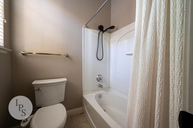 Building Photo - Charming 4BR/2BA Home in the Heart of Clovis Unified!