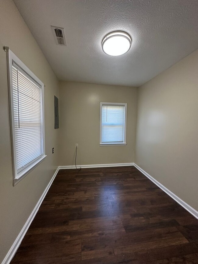 Building Photo - 717 Plantation Rd