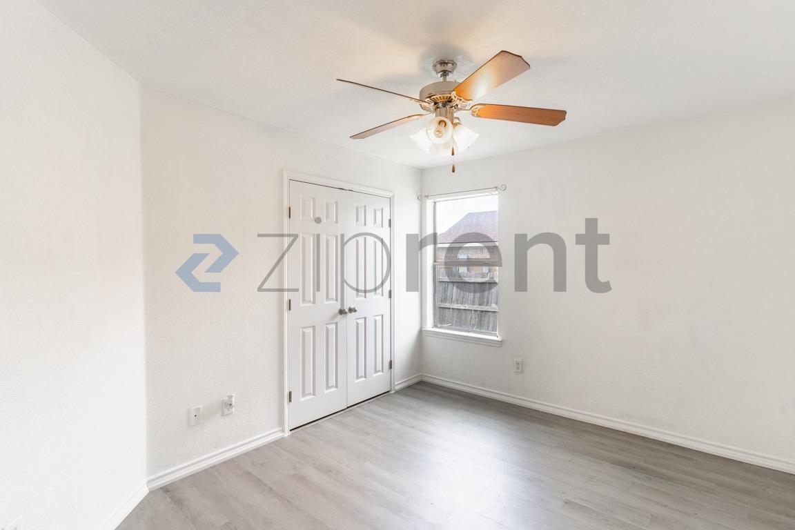 Building Photo - Unit