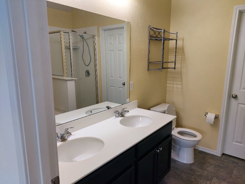 Building Photo - 112 W Vega Ln