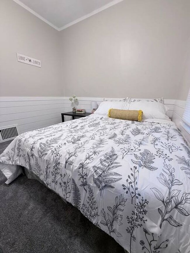 Building Photo - Fully Furnished Home close to UNL Campuses