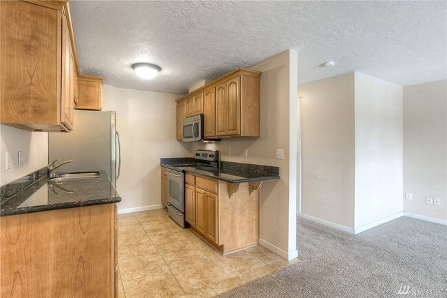 Building Photo - Beautifully remodeled south-facing unit, a...