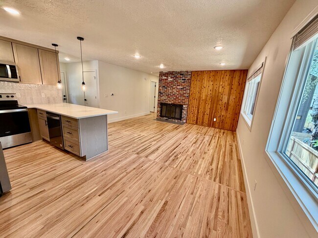 Building Photo - Freshly Remodeled 5bd/2.5bath Home w/ Daylight Basement in Heart of Multnomah Village