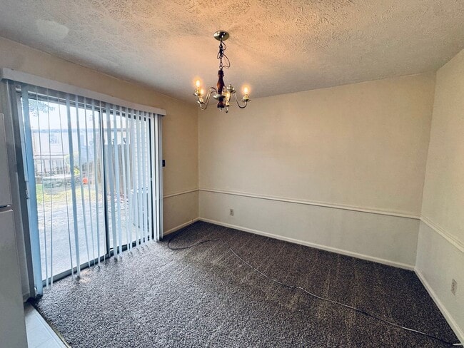 Building Photo - Lovely Town Home