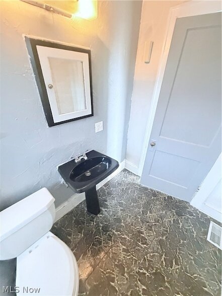 Building Photo - 14011 Glendale Ave