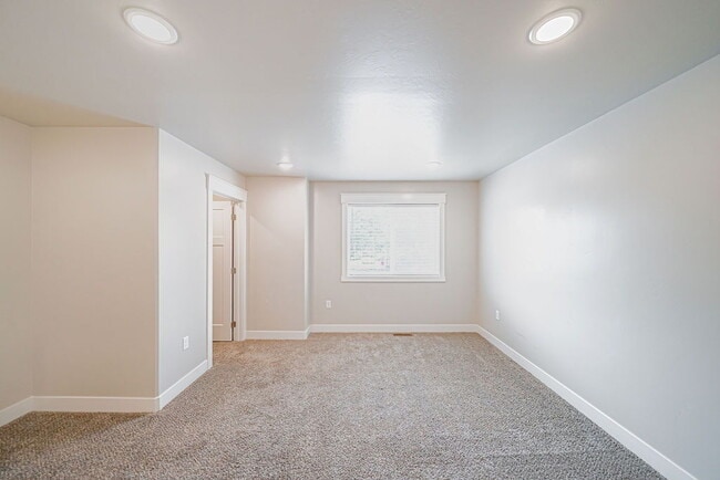 Building Photo - END UNIT TOWNHOME!!